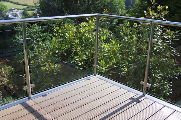 glass railing balcony exterior-min